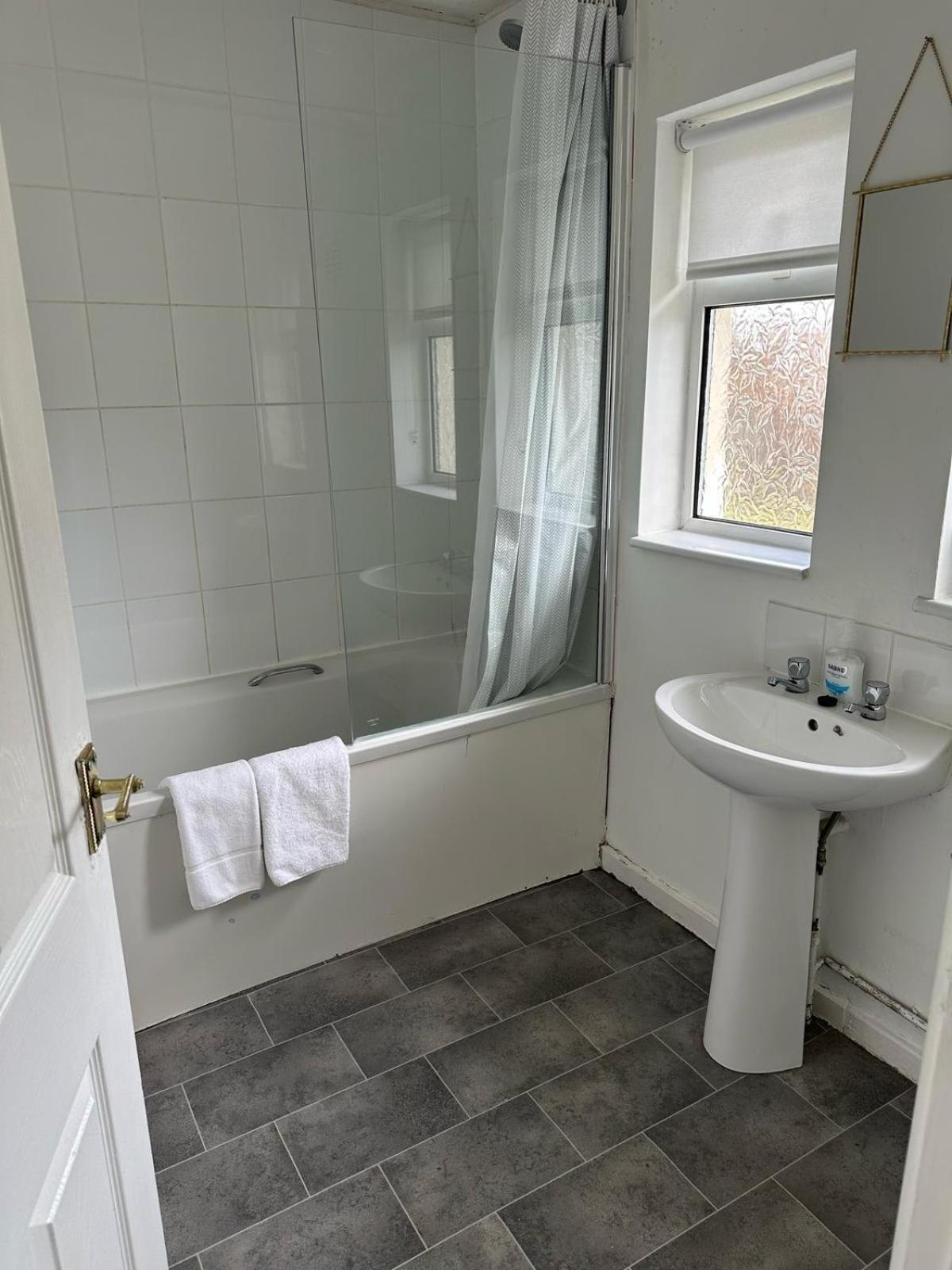 House Number 8 Sleeps Up To 6 People With Smart Tvs In Every Room Wellington  Extérieur photo