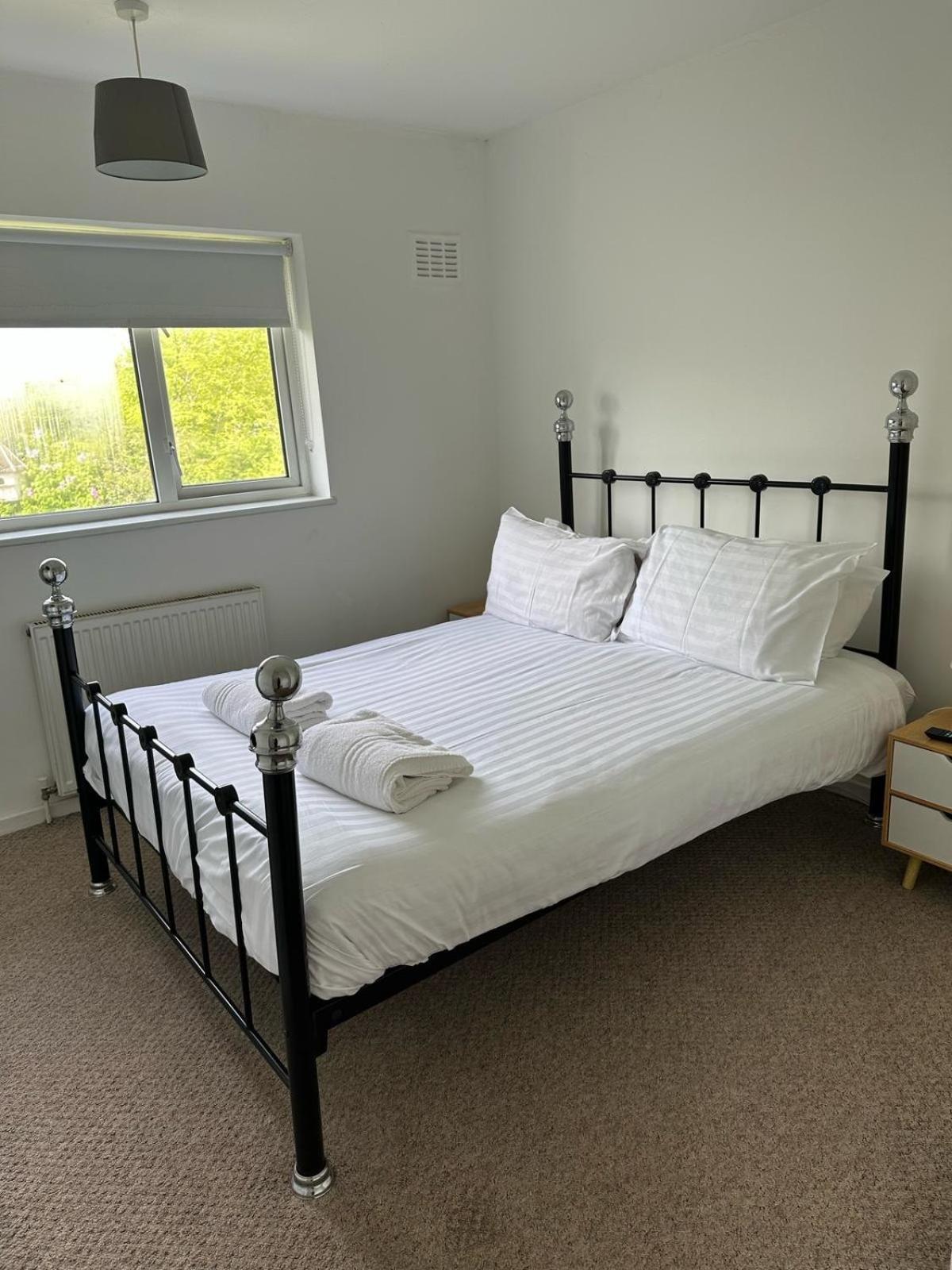 House Number 8 Sleeps Up To 6 People With Smart Tvs In Every Room Wellington  Extérieur photo