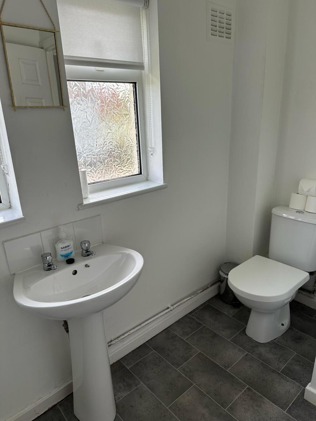 House Number 8 Sleeps Up To 6 People With Smart Tvs In Every Room Wellington  Extérieur photo